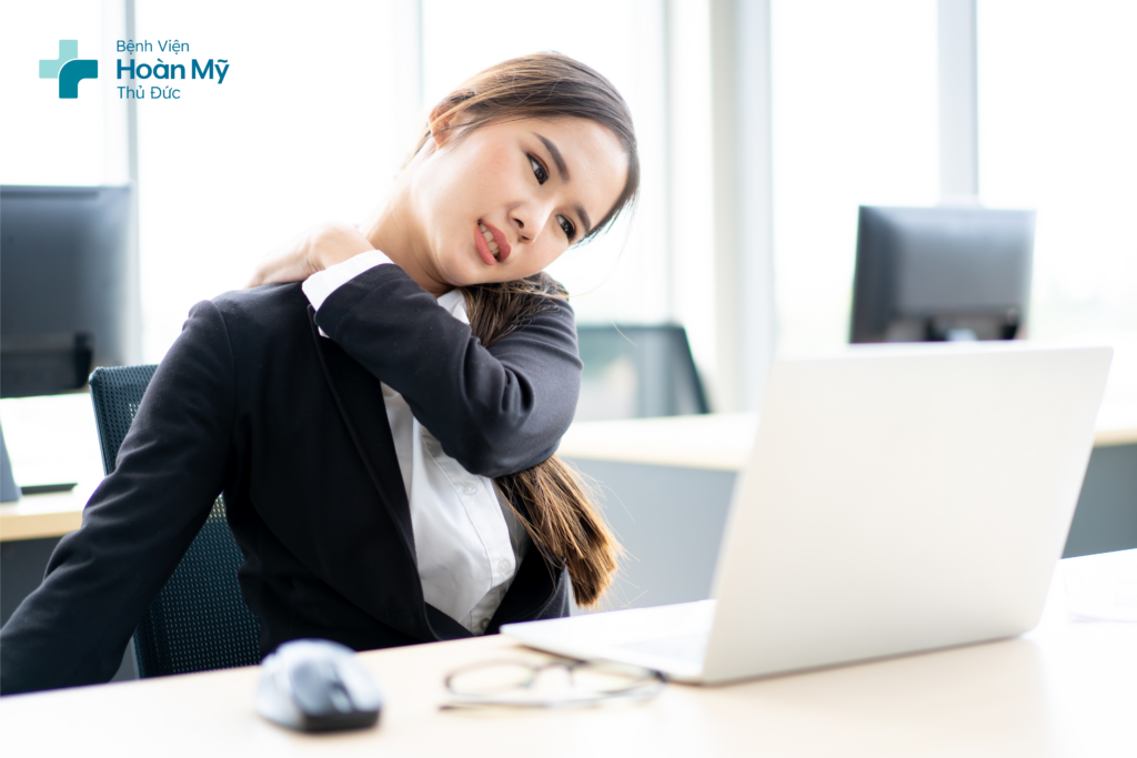 Hội chứng cổ vai gáy và nỗi lo của nhân viên văn phòng